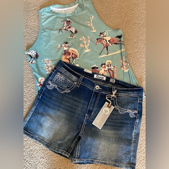 NWT Charme denim shorts with embellished pockets front & back, size 34. - Picture 3 of 8